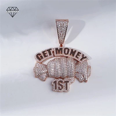 ฉันสามารถใส่ต่างหูเพชรรูปใบโคลเวอร์สี่แฉกกับชุดลำลองได้ไหม?